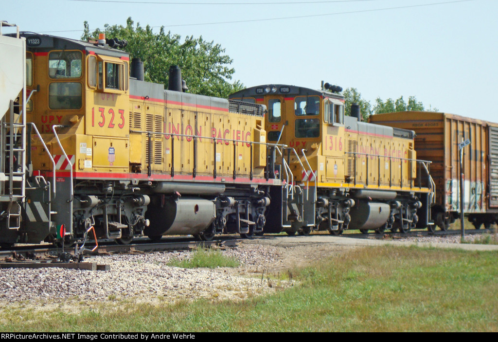 UPY 1323 & 1316 getting ready to work the Landmark loop